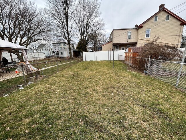 Building Photo - 260 S 6th St