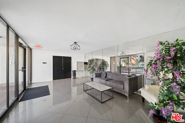 Building Photo - 333 S Elm Dr