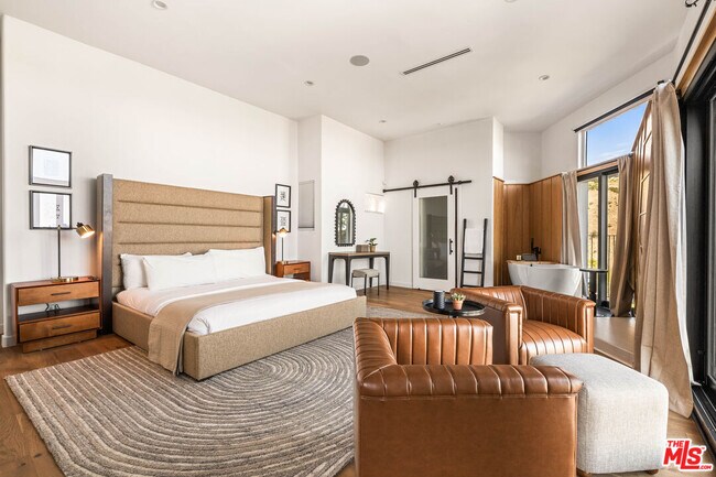 Building Photo - 8425 Hillside Ave