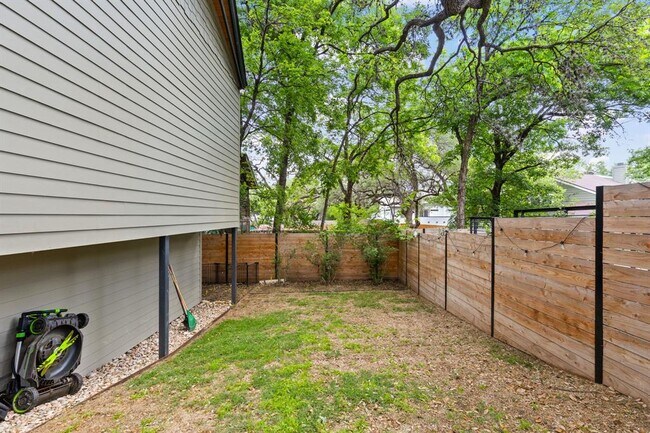 Building Photo - 1601 Chelsea Ln