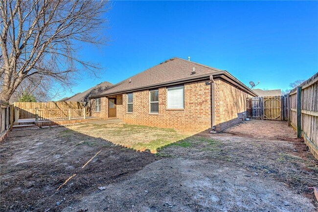 Building Photo - 103 NE Chicory Ln