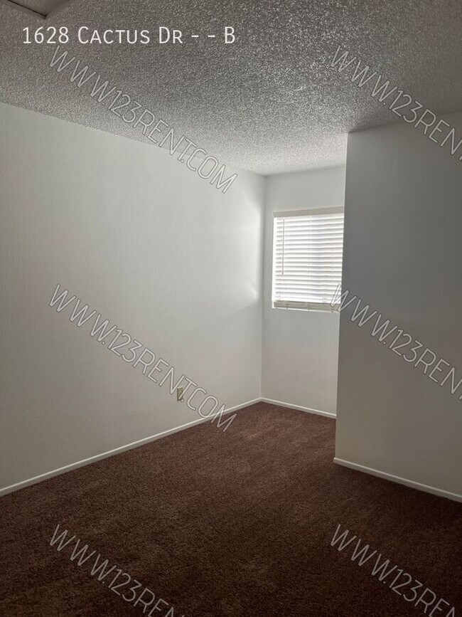 Building Photo - 1628 Cactus Dr