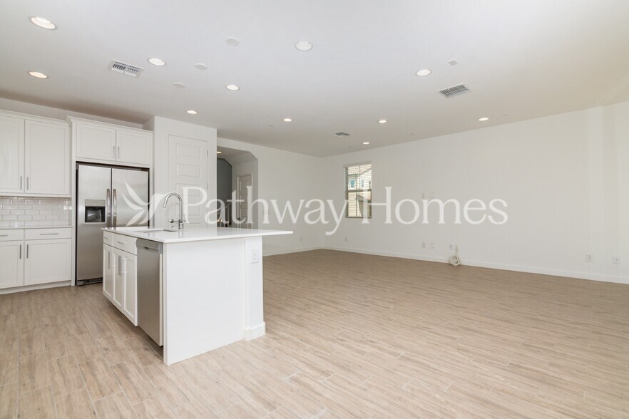 Building Photo - 9915 E Tiburon Ave