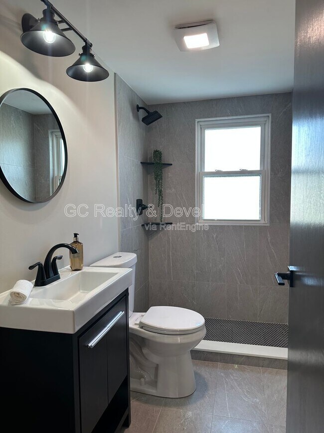 Building Photo - 3303 Division St