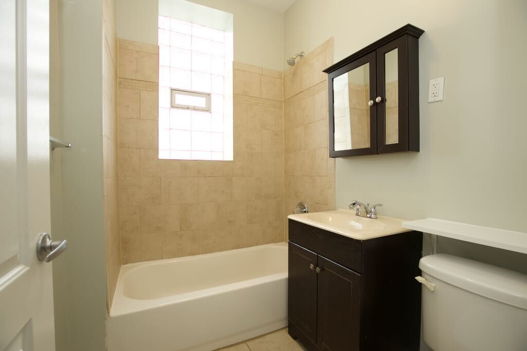 Building Photo - 4422 N Wolcott Ave