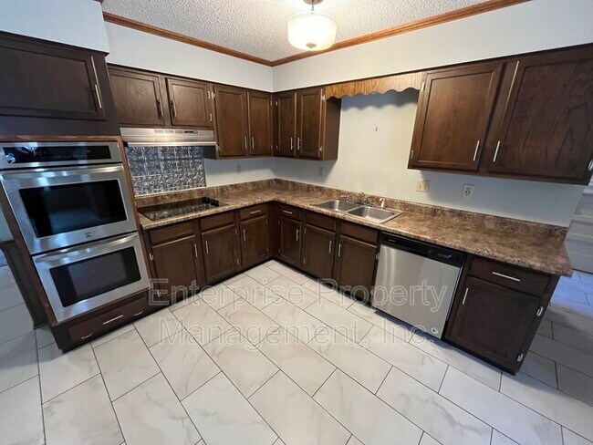 Building Photo - 7000 Loddon Cove
