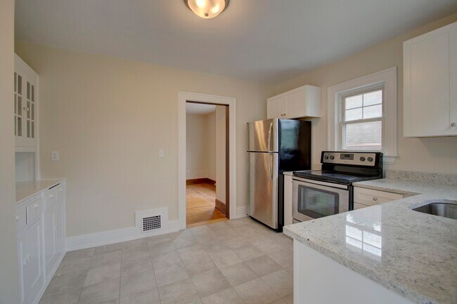 Building Photo - 1026 Altavia Ave