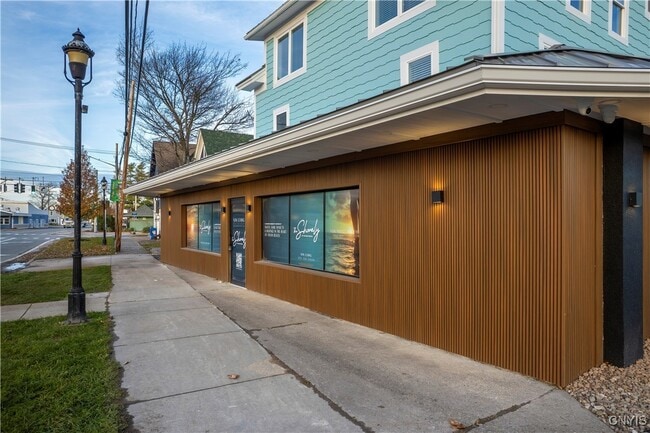 Building Photo - 1104 Main St