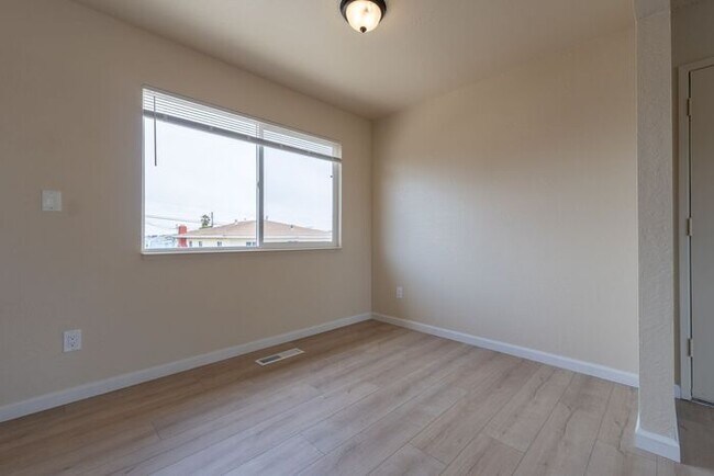Building Photo - Newly Remodeled 2 bedroom 1 bathroom Seaside Apartment!