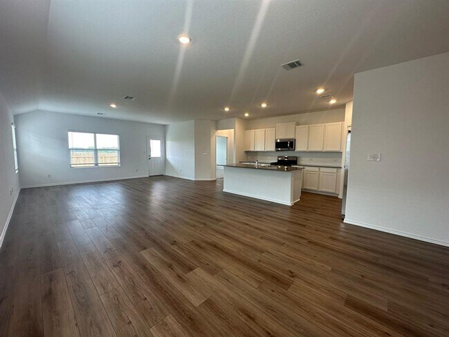 Building Photo - 121 Seminole Dr