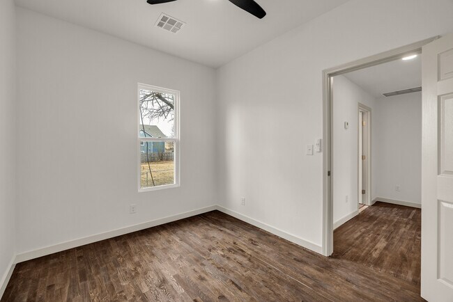 Building Photo - 1017 W Newton St