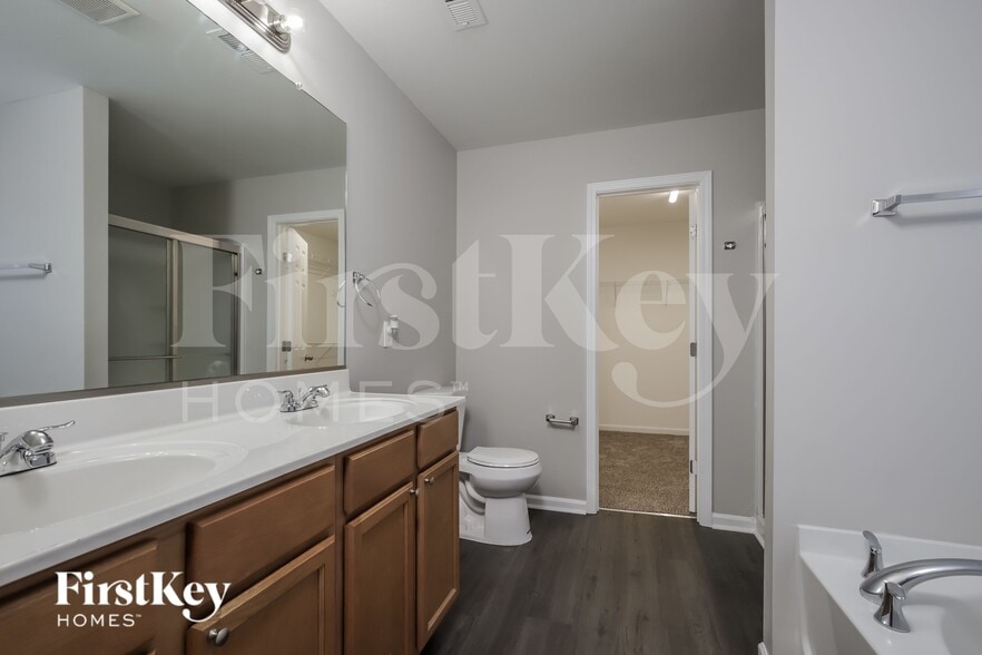 Building Photo - 612 Brassfield Dr
