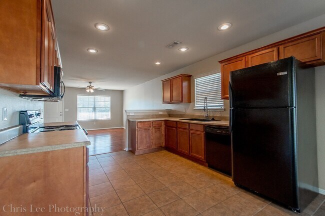 Building Photo - 3 Bedroom 2 Bath Home Minutes From UofA! Fenced yard!