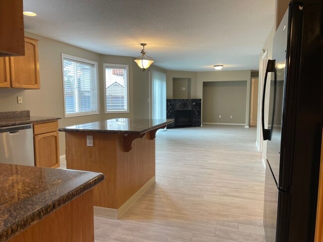 Building Photo - Spacious 5 Bedroom Home! Granite Counters! Pet friendly! Tons of Room for Entertaining!