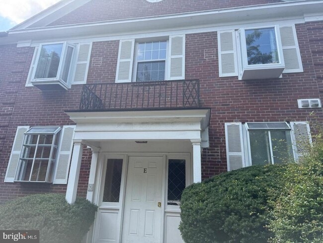 Building Photo - 922 Montgomery Ave