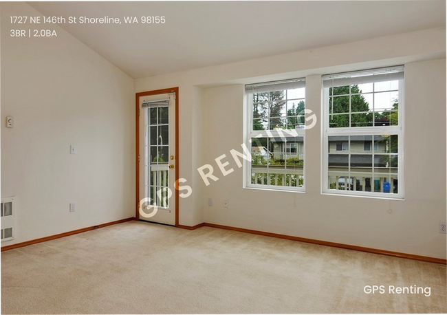 Building Photo - Shoreline Townhouse with great fenced yard