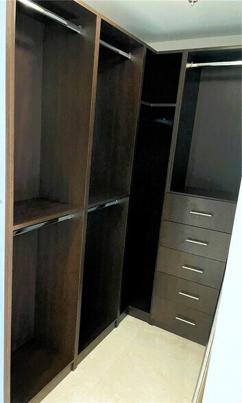 Building Photo - 1300 Brickell Bay Dr
