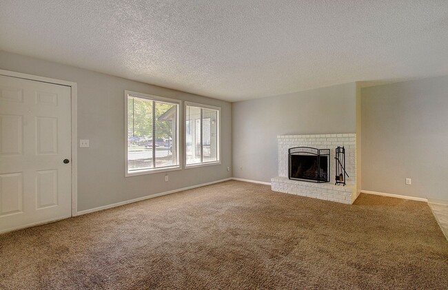 Building Photo - 2 BEDROOM, 1 BATH DUPLEX W/FENCED YARD!