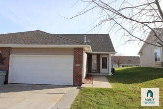Building Photo - 2 Bedroom 1.5 Bathroom Open Concept Duplex!