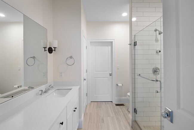 Building Photo - 19 Lily Pond Ln