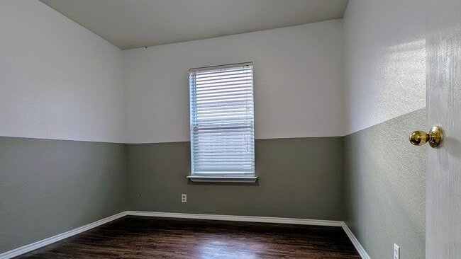 Building Photo - 10619 Shaenview