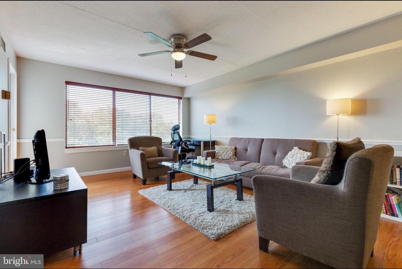 Living room - 6300 Stevenson Ave