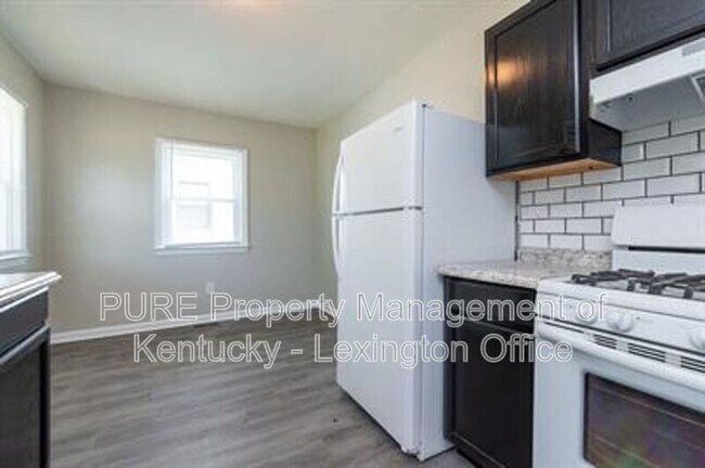 Building Photo - 817 Marcellus Dr