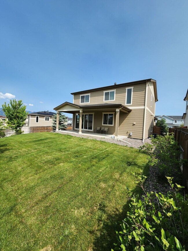 Building Photo - Stunning 4-Bed, 3-Bath Home with Modern Up...