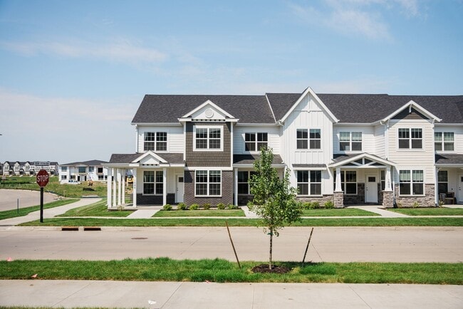 Building Photo - Four Grand Brownstone Townhomes - Interior Unit