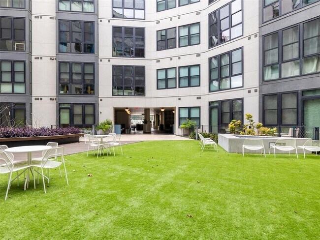 Building Photo - 800 Embassy Dr