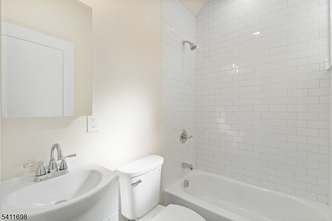 Building Photo - 826 George St