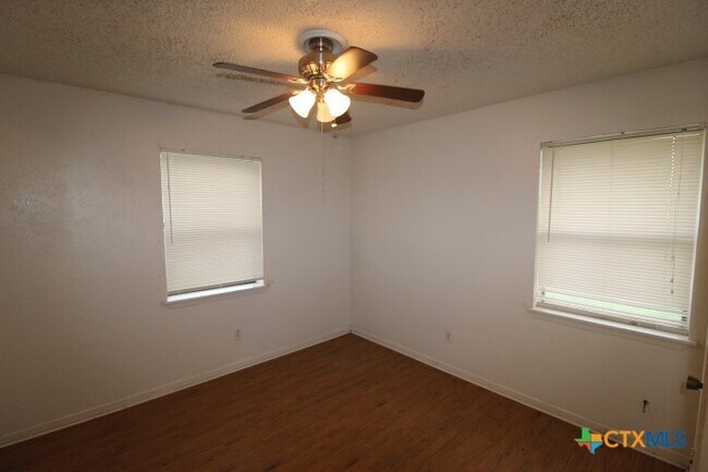 Building Photo - 825 Michelle Dr