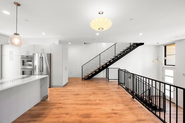 Building Photo - LUX 3BD, 5BA Modern Townhome at 9th & CO Near Congress Park
