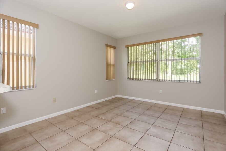 Building Photo - 960 NE 37th Ave