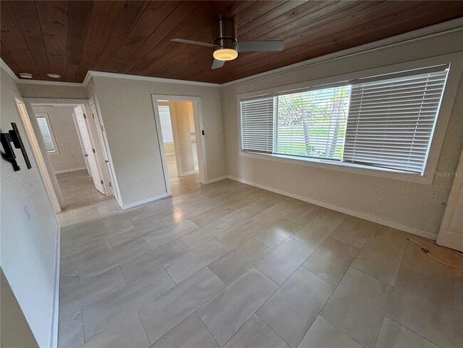 Building Photo - 303 Colonia Ln W