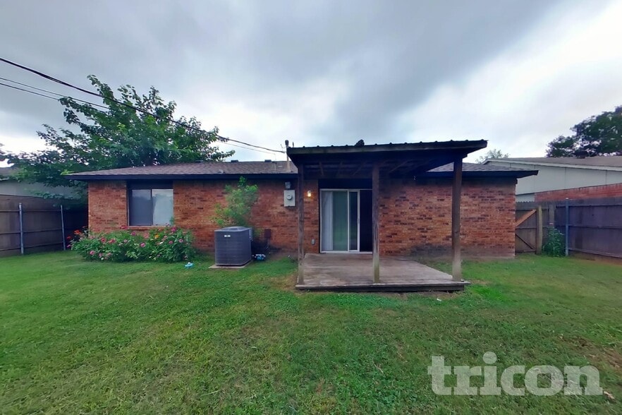 Building Photo - 416 Forestwood Dr