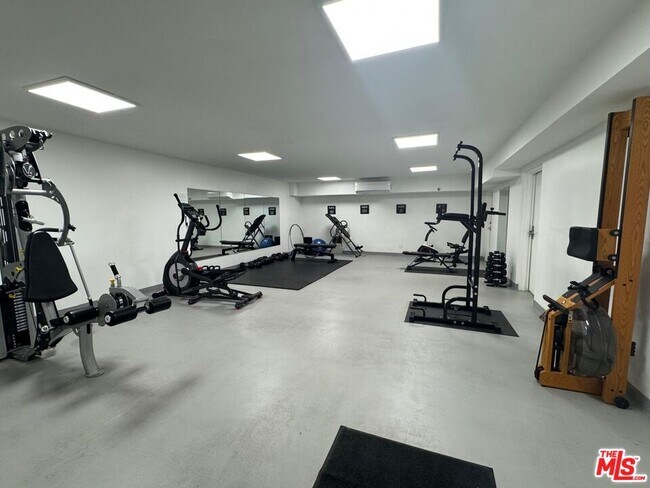 Building Photo - 960 Larrabee St