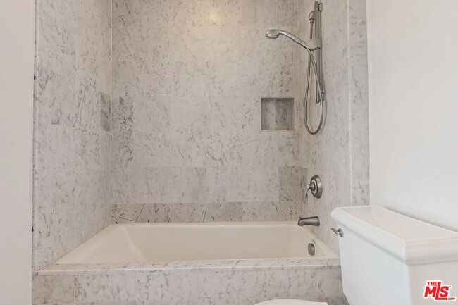 Building Photo - 360 Alma Real Dr