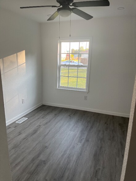 Building Photo - 1604 Freeney Ave