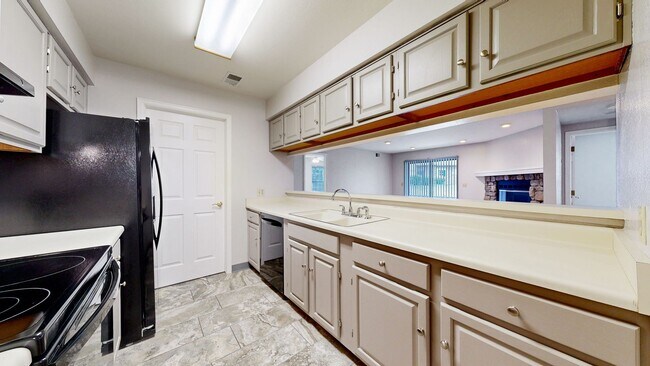 Building Photo - Adorable 2beds/2baths w/2 Parking spaced Included Available Now