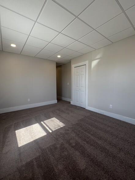 Living room with brand new carpet - 75 Boynton St
