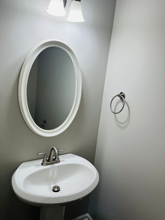 Building Photo - Wow! Check out this charming 3 bedroom 2.5...