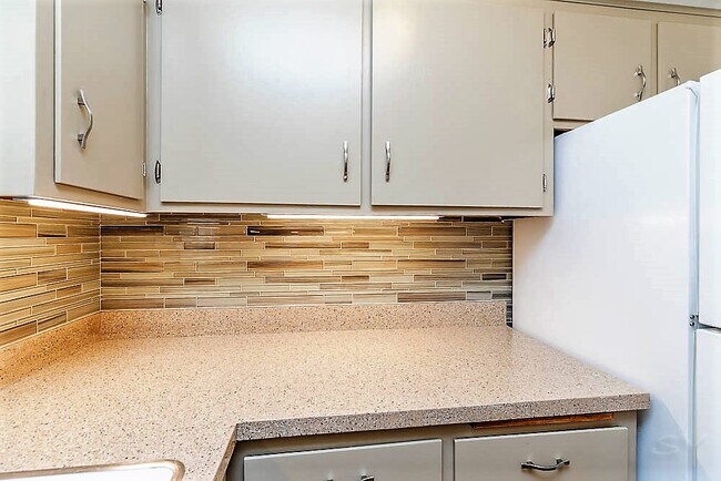 Building Photo - 5752 W Park Ave