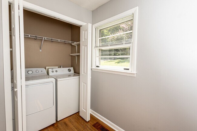 Building Photo - Charming 2-Bed, 1-Bath House in Prime Sout...