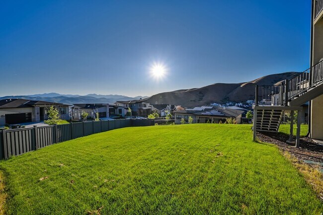 Building Photo - 1722 Oakridge Cir