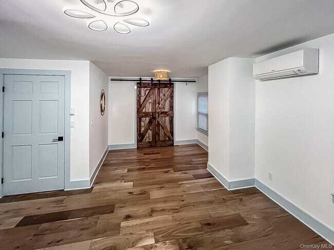 Building Photo - 5 Valley Farm Rd