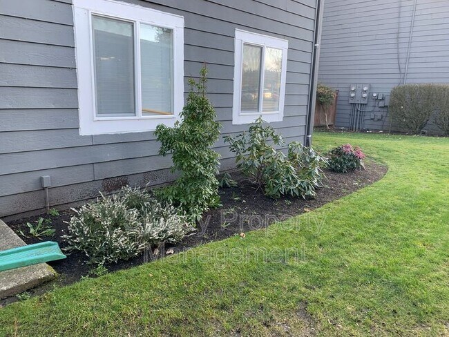 Building Photo - 1822 S 95th St