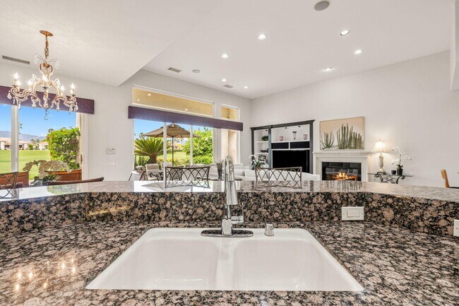 Building Photo - 727 Arrowhead Dr