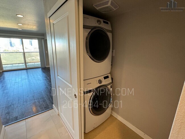 Building Photo - 1 Bedroom Condo with View in the heart of Bellvue!