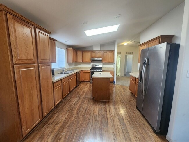 Building Photo - Sunmore Estates Large 3 Bedroom 2 bath Home